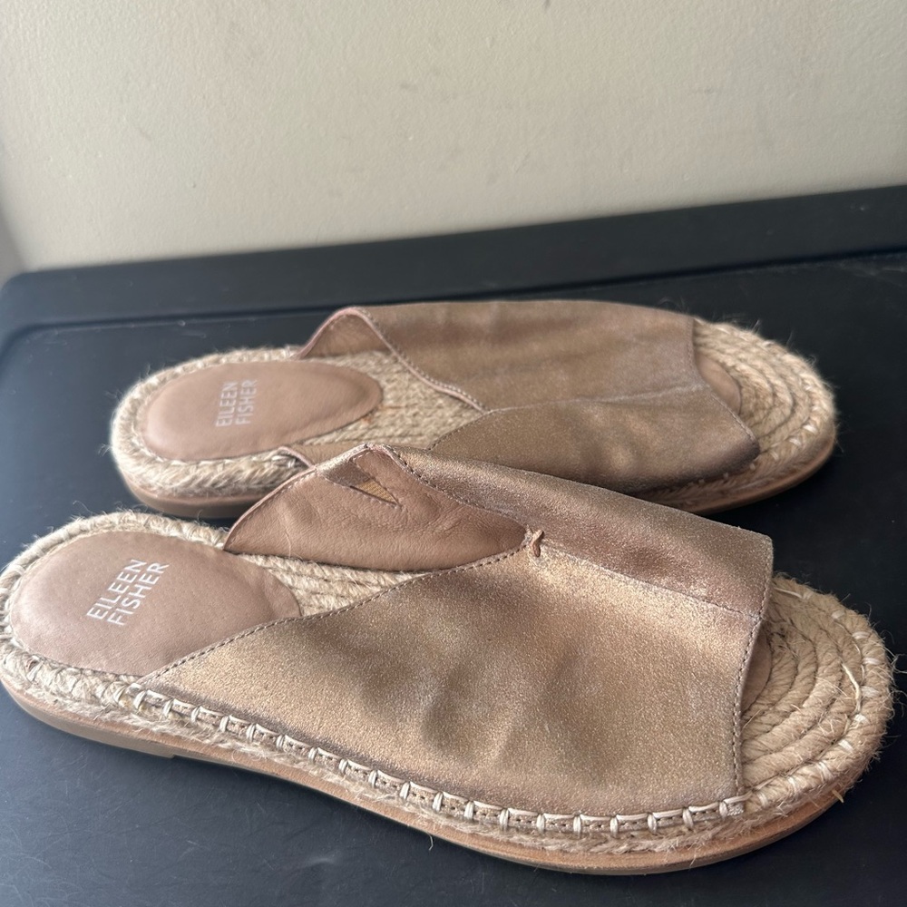 EILEEN FISHER MILLY VENUS GOLD METALLIC  ESPADRILLE SLIDE SANDALS. SIZE: 8
